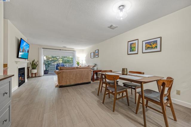 2719 Oak Rd, Walnut Creek CA: https://media.crmls.org/mediaz/c65972ed-7ab7-476e-ba1c-08356717c9fe.jpg