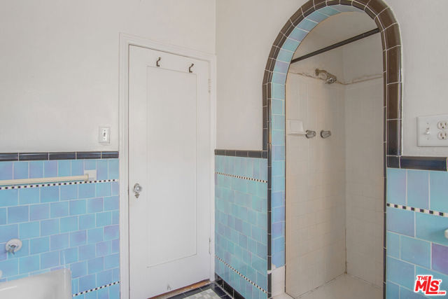 712 S Stanley Avenue, Los Angeles CA: https://media.crmls.org/mediaz/c65de805-04bc-46fd-9f3c-b27b7aeb9791.jpg