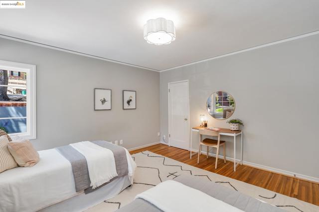 2 Humphrey Place, Oakland CA: https://media.crmls.org/mediaz/c65f0568-55a0-4075-8a96-4d5a2c2e1d72.jpg
