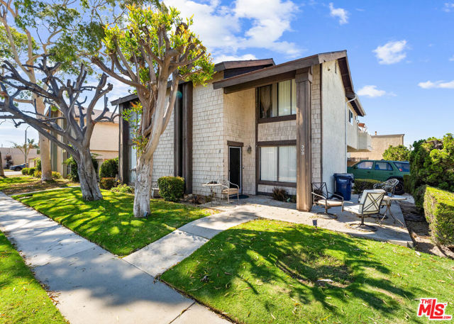 309 Utica Avenue, Huntington Beach CA: https://media.crmls.org/mediaz/c65f28a7-9758-4811-aa17-d37c573272f2.jpg