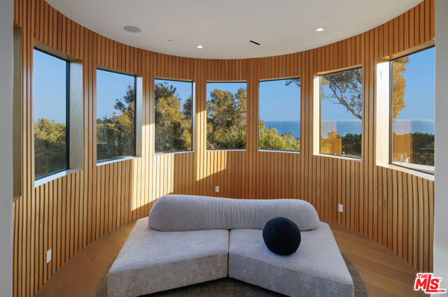 7052 Dume Drive, Malibu CA: https://media.crmls.org/mediaz/c65f8491-a7ba-48f6-afce-223fe674d1d0.jpg