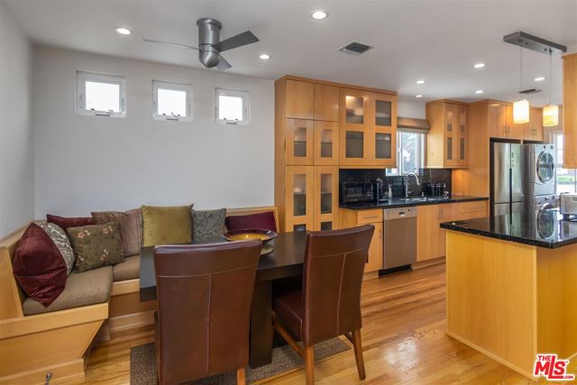 5812 Noble Avenue photo 7