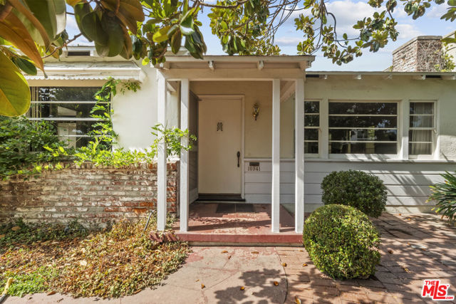 10941 Peach Grove Street, Toluca Lake CA: https://media.crmls.org/mediaz/c6605196-99c1-42ce-95d0-b7b615cf47d3.jpg