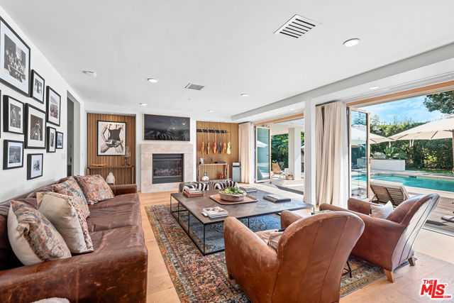 10424 Valley Spring Lane, Toluca Lake CA: https://media.crmls.org/mediaz/c6618aaa-cf65-434b-814e-5076753726f1.jpg