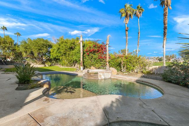 352 Crest Lake Drive, Palm Desert CA: https://media.crmls.org/mediaz/c662e2a7-5851-47d8-abc1-715d5c24b98a.jpg
