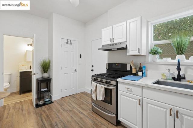1030 Orchid Dr, Brentwood CA: https://media.crmls.org/mediaz/c663a242-e355-4662-816f-e72f8ae6f85c.jpg