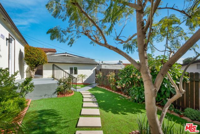 4933 W 20th Street, Los Angeles CA: https://media.crmls.org/mediaz/c6642bf3-1194-4499-9f5a-65eeb122f8a9.jpg