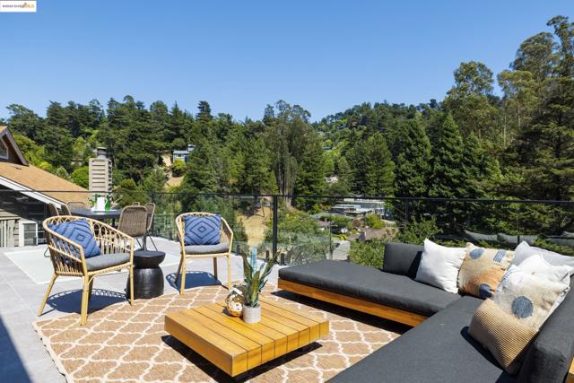 7270 Woodrow Dr, Oakland CA: https://media.crmls.org/mediaz/c665b6bf-5da8-4896-b6e6-15d5157e50bb.jpg