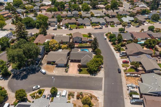 5221 Roxanne Ct, Livermore CA: https://media.crmls.org/mediaz/c666ed31-5c5c-415b-a6f1-3817e18ee469.jpg