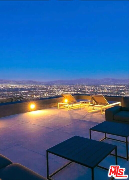 11729 Laurelwood Drive, Studio City CA: https://media.crmls.org/mediaz/c66874c2-ff4b-42dc-8293-bce245b7f050.jpg