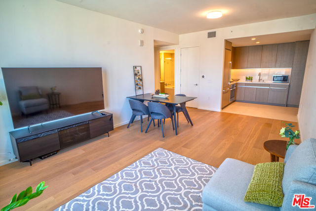 889 Francisco Street, Los Angeles CA: https://media.crmls.org/mediaz/c6697e82-0548-4cde-a382-75ed78a5cd14.jpg