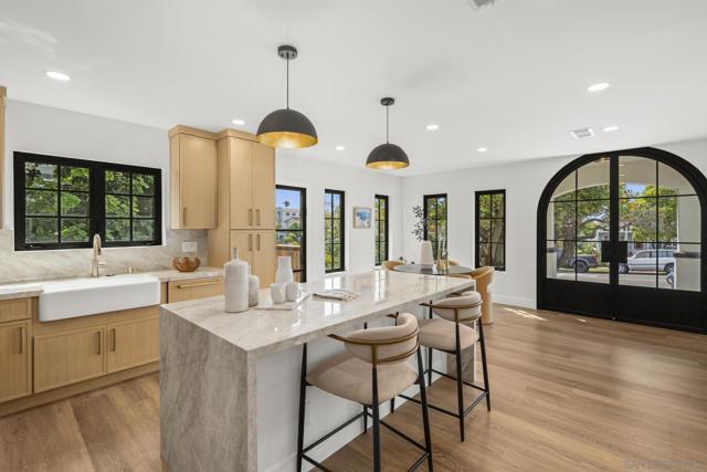 375 E Avenue, Coronado CA: https://media.crmls.org/mediaz/c66a4b99-da0f-4948-8790-b5b0d84b0437.jpg