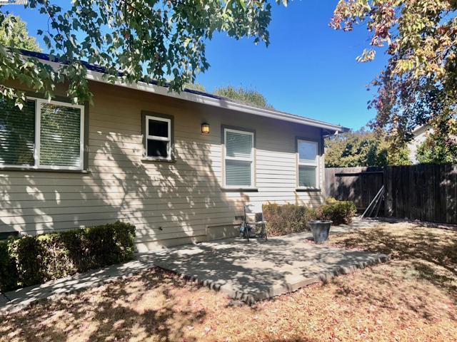 426 Piper St, Healdsburg CA: https://media.crmls.org/mediaz/c66cefb3-4aca-4952-8662-e4154639b9ae.jpg