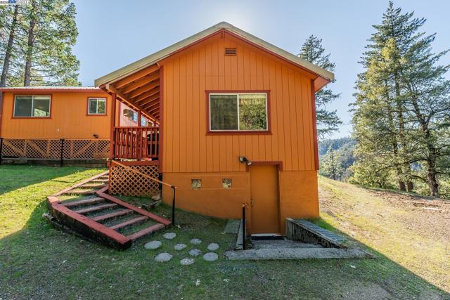 8341 East Side Rd, Trinity Center CA: https://media.crmls.org/mediaz/c66e5c8b-e2cb-48e1-bd60-bc0264db4382.jpg