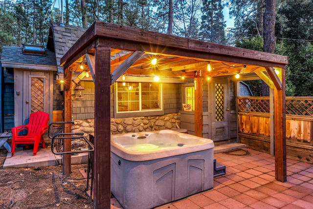 25585 Alderwood St Street, Idyllwild CA: https://media.crmls.org/mediaz/c66e6a6d-9e7e-42fd-a225-05242bca0c32.jpg