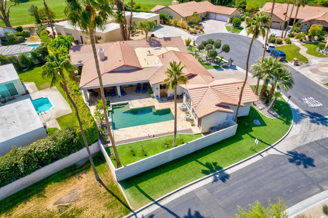 39060 Kilimanjaro Court, Palm Desert CA: https://media.crmls.org/mediaz/c66ece25-319d-4b8e-8c08-b0eefc5ded43.jpg