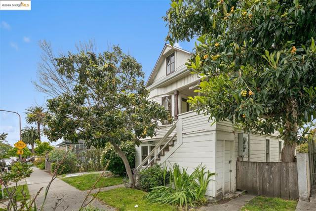 1406 Kains Ave, Berkeley CA: https://media.crmls.org/mediaz/c67009dd-5470-4a11-b5d9-5bd382affeb5.jpg