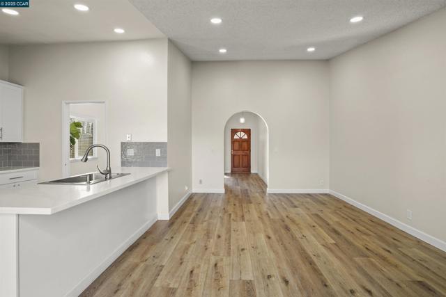 782 Ash Ct, Fairfield CA: https://media.crmls.org/mediaz/c670588e-1e61-49e9-acf3-7e24ab026bfc.jpg