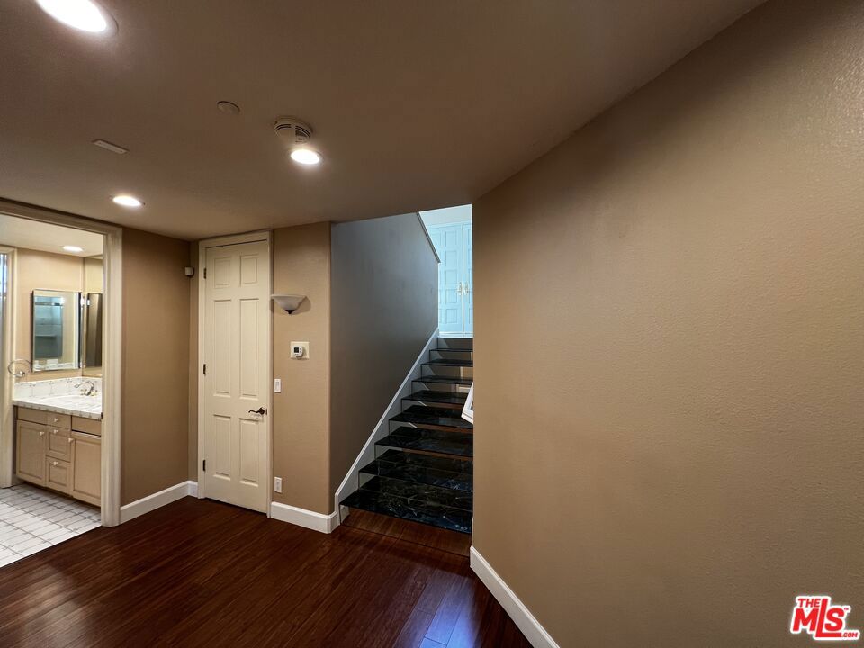 https://media.crmls.org/mediaz/c670de6d-27a5-4003-98db-ea604a8a4524.jpg?preset=X-Large