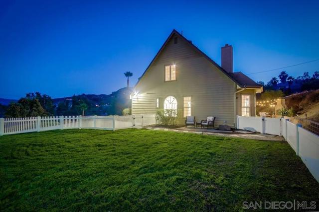 2543 Daisy Ln, Fallbrook CA: https://media.crmls.org/mediaz/c672b86d-8155-4a11-9d68-d187eb27acbc.jpg