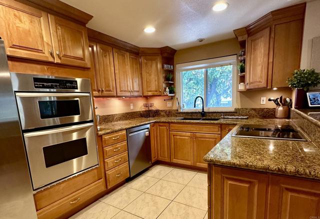 Detail Gallery Image 3 of 17 For 1492 Gustavo St #E,  El Cajon,  CA 92019 - 2 Beds | 2 Baths