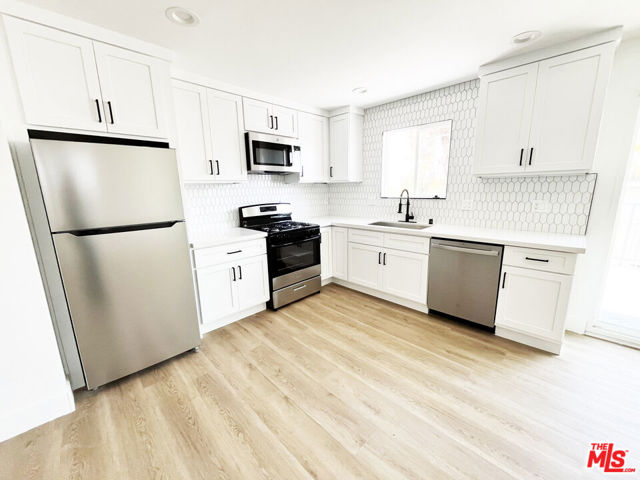 4180 Marlton Avenue, Los Angeles CA: https://media.crmls.org/mediaz/c674240b-b423-4248-a7e1-4e7ad44c8c6b.jpg