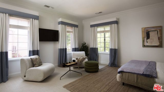204 S Plymouth Boulevard, Los Angeles CA: https://media.crmls.org/mediaz/c6742b7e-009d-4e08-988d-6b39f6e28e70.jpg
