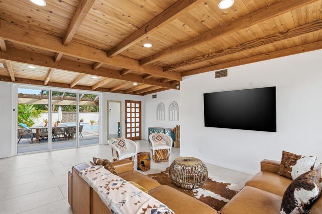 1047 Highland Dr, Del Mar CA: https://media.crmls.org/mediaz/c674e8ad-b8e2-43b8-895e-78602f187373.jpg