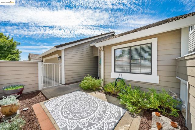 2256 Camborne Dr, Modesto CA: https://media.crmls.org/mediaz/c6772d58-e420-408d-98fe-5e8b2ad08622.jpg