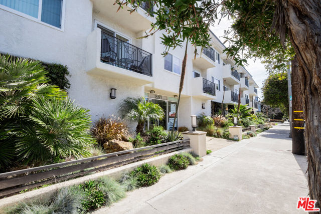 2721 2nd Street, Santa Monica CA: https://media.crmls.org/mediaz/c677aa8f-cbd6-4db4-9955-03ca3aabb81e.jpg