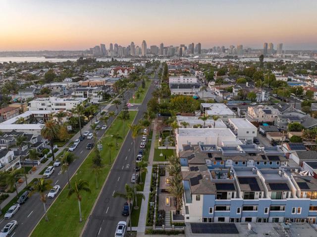 541 Orange Ave, Coronado CA: https://media.crmls.org/mediaz/c6795781-47de-4ba4-8ba3-8cde3d606184.jpg