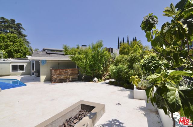 9342 Debra Avenue, North Hills CA: https://media.crmls.org/mediaz/c67b172a-22ea-4d2a-8eb6-ddd52283e9e1.jpg