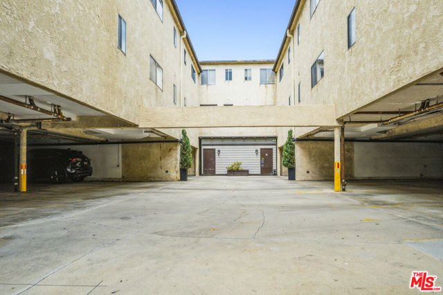 13021 Moorpark Street, Studio City CA: https://media.crmls.org/mediaz/c67b59f1-c00c-4cef-8506-04a07ebdbbe0.jpg