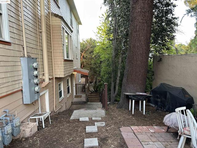 337 Oakland Avenue, Oakland CA: https://media.crmls.org/mediaz/c67c432b-9dac-4052-8d8e-ebfa7ce74c24.jpg