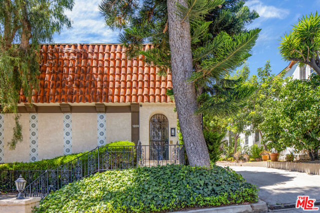 1209 Larrabee Street, 4 photo 3