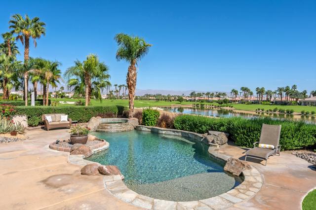 51686 Via Sorrento, La Quinta CA: https://media.crmls.org/mediaz/c67c9ff9-d63a-491a-bd4f-21fca0da9425.jpg