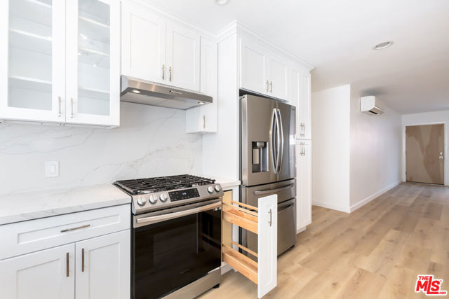 1268 N SWEETZER Avenue, West Hollywood CA: https://media.crmls.org/mediaz/c67cd6e6-8a26-4166-8a95-db4be93bc88c.jpg