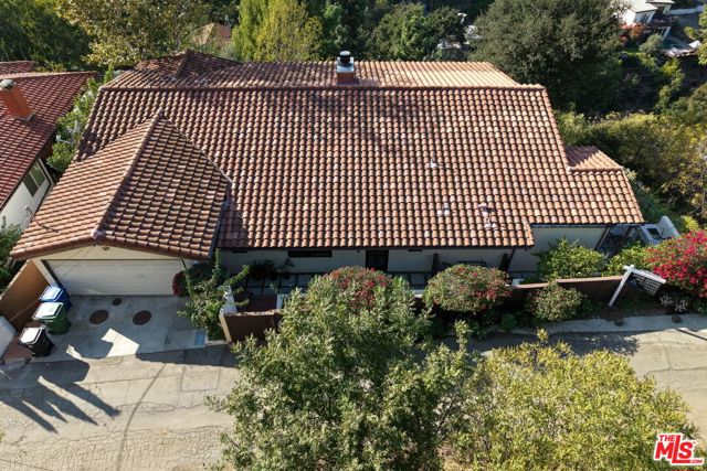 2835 Oak Point Drive, Los Angeles CA: https://media.crmls.org/mediaz/c67dfe4a-f63a-4e82-a587-10f345dcc319.jpg