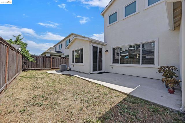 18499 Lewiston Dr, Lathrop CA: https://media.crmls.org/mediaz/c67e1838-f232-4088-a328-a417998a7741.jpg