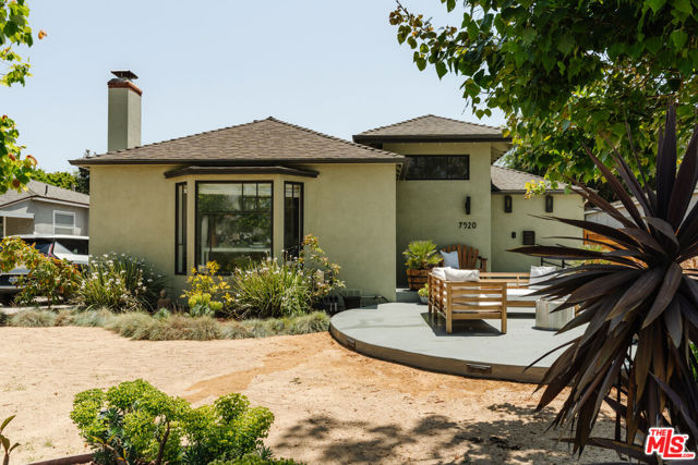 7920 Yorktown Avenue, Los Angeles CA: https://media.crmls.org/mediaz/c67eecd2-8920-46c7-960c-9b2e24d13aff.jpg