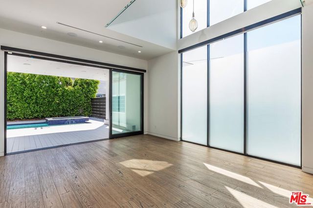 458 S Sycamore Avenue, Los Angeles CA: https://media.crmls.org/mediaz/c67f2b10-3b30-4c38-8ad1-babbf9ef9725.jpg