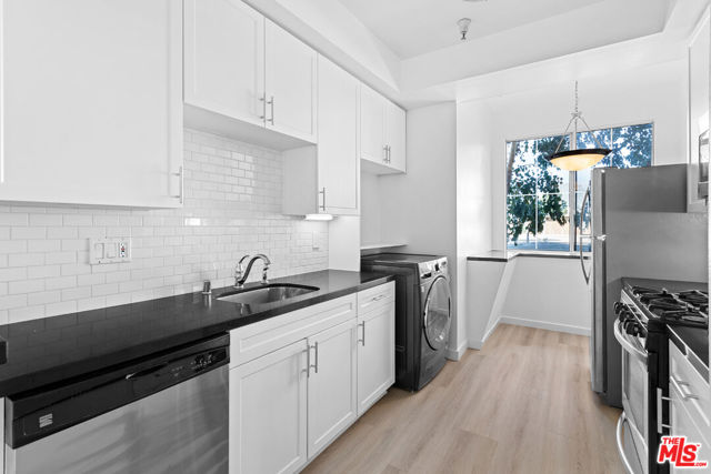 2033 Beloit Avenue, Los Angeles CA: https://media.crmls.org/mediaz/c6807228-720e-454d-a933-dfe9698aba8c.jpg