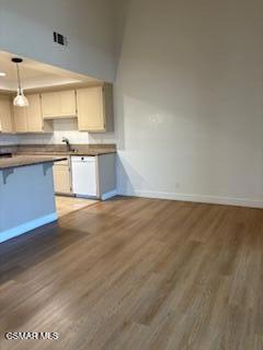 1917 Galway Lane, Newbury Park CA: https://media.crmls.org/mediaz/c681cc3a-ff43-4906-a30c-c938f3c341c8.jpg