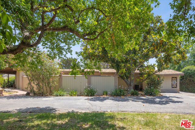 8400 Encino Avenue, Northridge CA: https://media.crmls.org/mediaz/c6829a2f-3c86-42ff-9a35-ad62846fb2a3.jpg