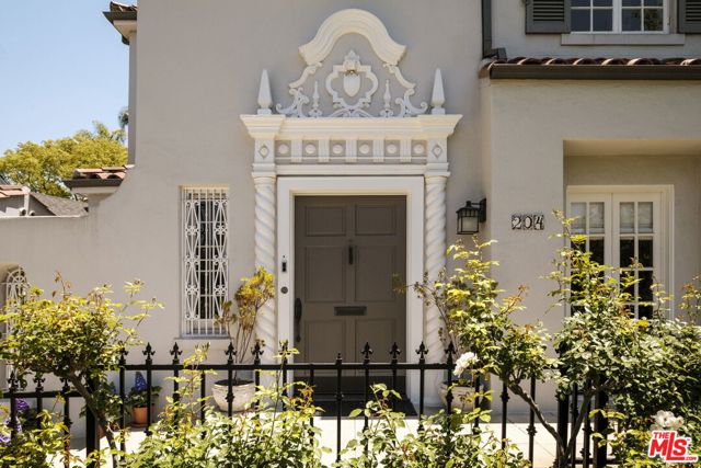 204 S Plymouth Boulevard, Los Angeles CA: https://media.crmls.org/mediaz/c6838afe-3f06-42f7-b010-ec0aec75a8b4.jpg