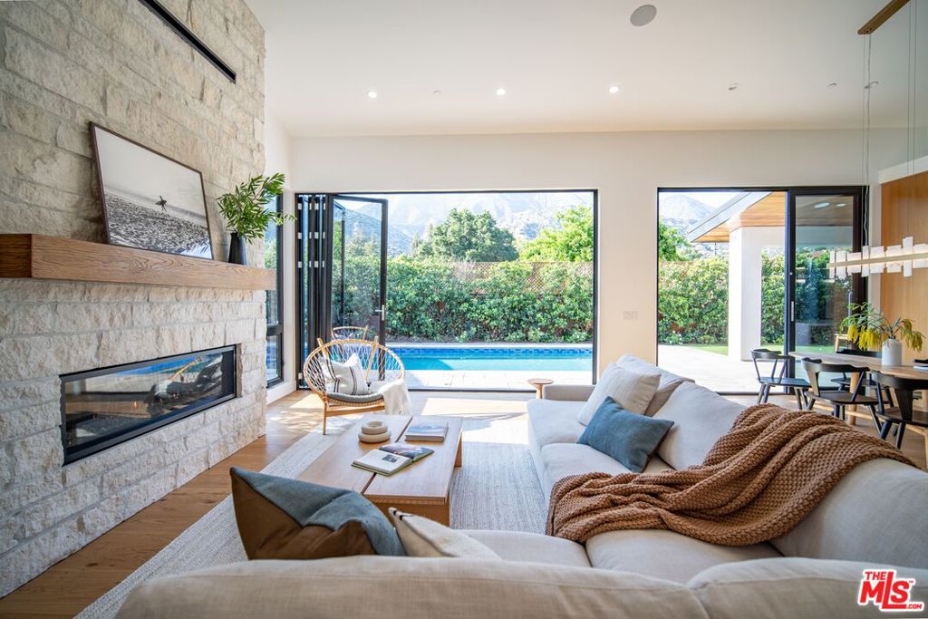 https://media.crmls.org/mediaz/c683d120-070e-4864-b859-0923f95715b8.jpg?preset=X-Large