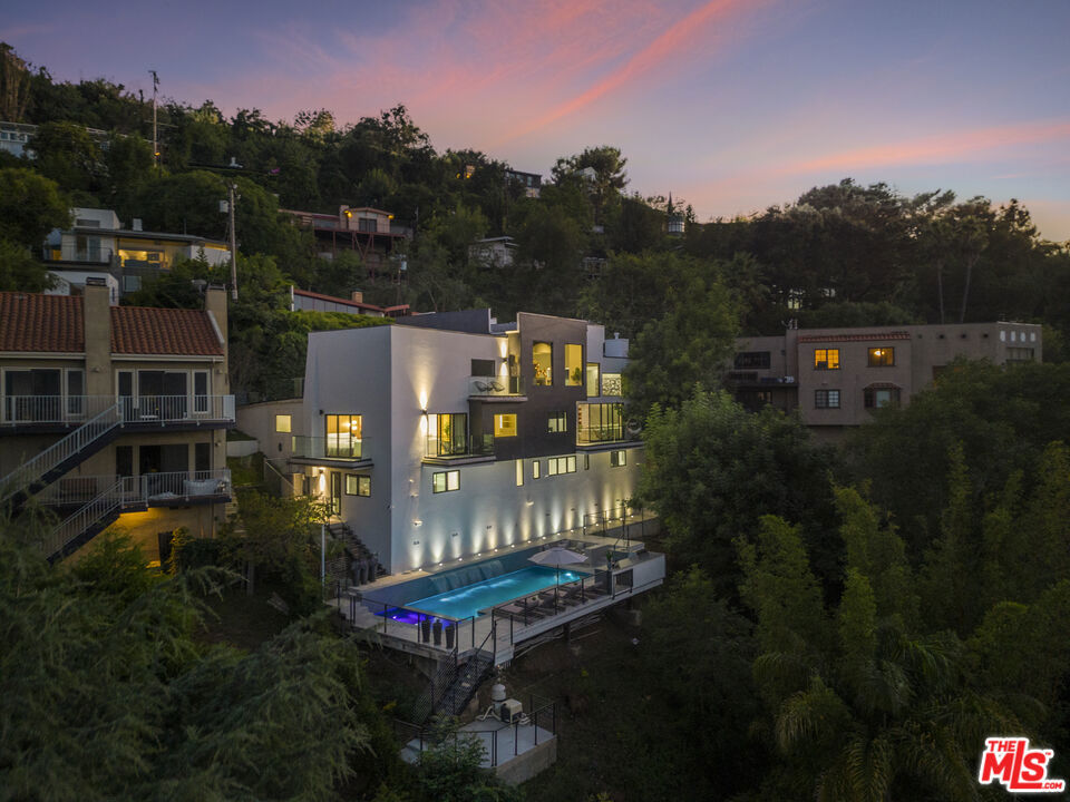 7317 Caverna Drive — Contemporary