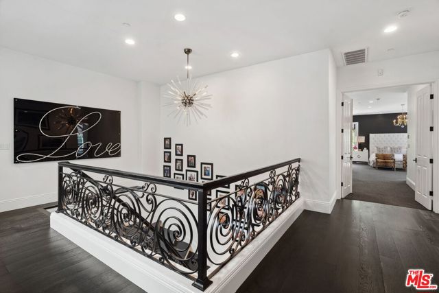 1600 Clear View Drive,  CA: https://media.crmls.org/mediaz/c684c80d-cac9-4b22-abfe-38ea3e1acb38.jpg