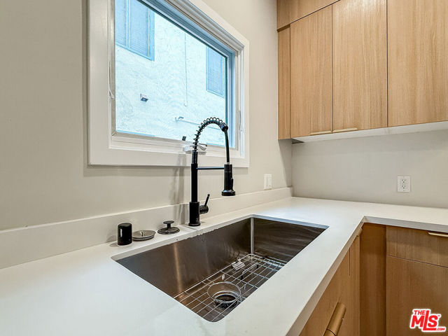 150 N Arnaz Drive, Beverly Hills CA: https://media.crmls.org/mediaz/c684fd34-1e2d-470f-83d8-a4e9639cfa76.jpg