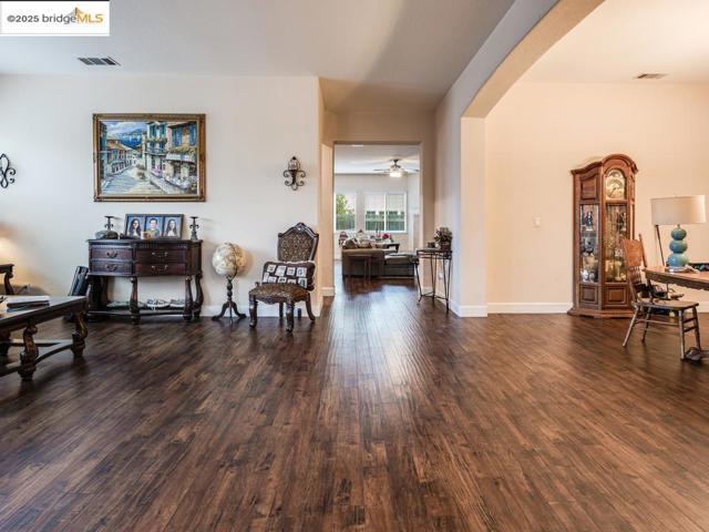 10 Da Vinci Ct, Oakley CA: https://media.crmls.org/mediaz/c6855b31-3eae-4a64-96b2-96ee48663e56.jpg